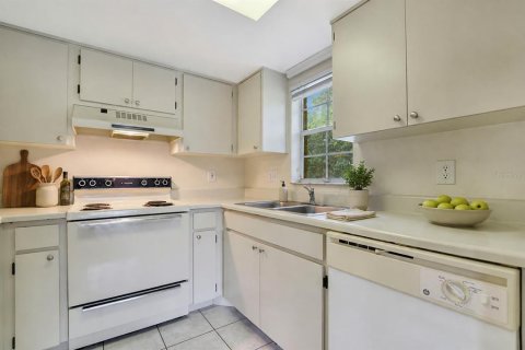 Condo in Palm Harbor, Florida, 2 bedrooms № 2233746 - photo 8