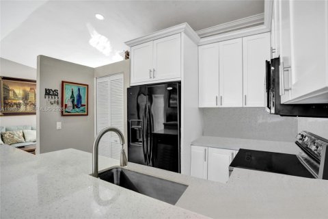 Купить таунхаус в Майами, Флорида 2 спальни, 93.83м2, № 2050805 - фото 3