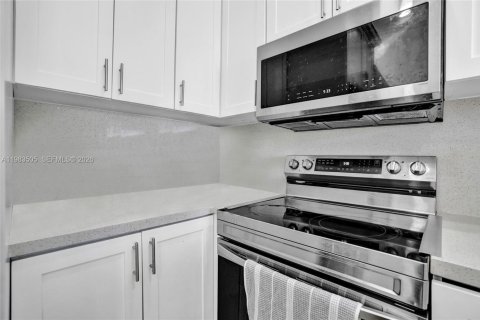 Купить таунхаус в Майами, Флорида 2 спальни, 93.83м2, № 2050805 - фото 5