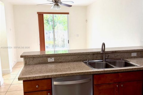 Снять в аренду таунхаус в Дорал, Флорида 3 спальни, 186.55м2, № 2069445 - фото 3