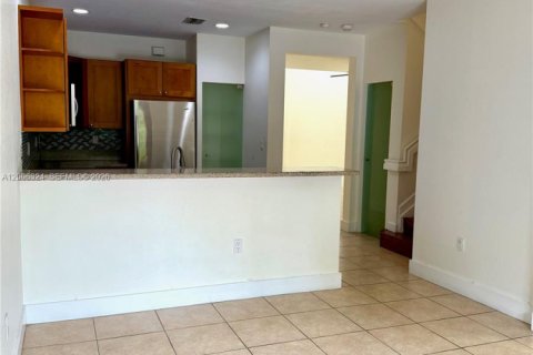 Снять в аренду таунхаус в Дорал, Флорида 3 спальни, 186.55м2, № 2069445 - фото 4