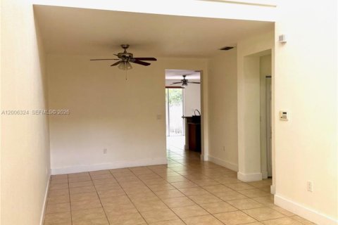 Снять в аренду таунхаус в Дорал, Флорида 3 спальни, 186.55м2, № 2069445 - фото 2