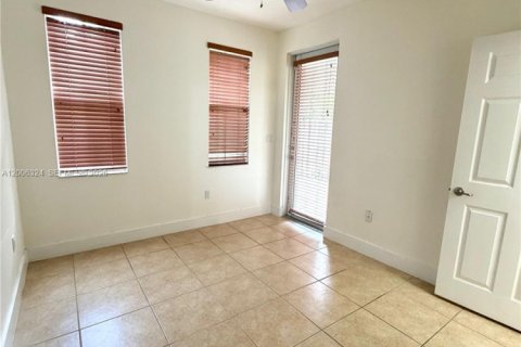 Снять в аренду таунхаус в Дорал, Флорида 3 спальни, 186.55м2, № 2069445 - фото 5