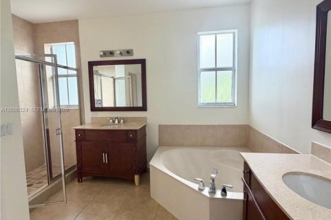 Снять в аренду таунхаус в Дорал, Флорида 3 спальни, 186.55м2, № 2069445 - фото 15