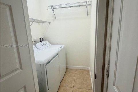 Снять в аренду таунхаус в Дорал, Флорида 3 спальни, 186.55м2, № 2069445 - фото 17