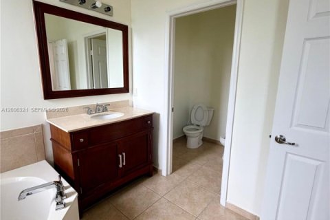 Снять в аренду таунхаус в Дорал, Флорида 3 спальни, 186.55м2, № 2069445 - фото 16