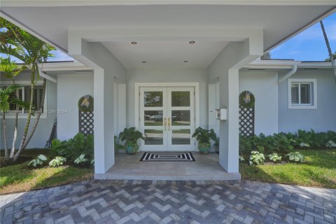 House in Coral Gables, Florida 5 bedrooms, 320.05 sq.m. № 1695636 - photo 3
