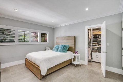 House in Coral Gables, Florida 5 bedrooms, 320.05 sq.m. № 1695636 - photo 20