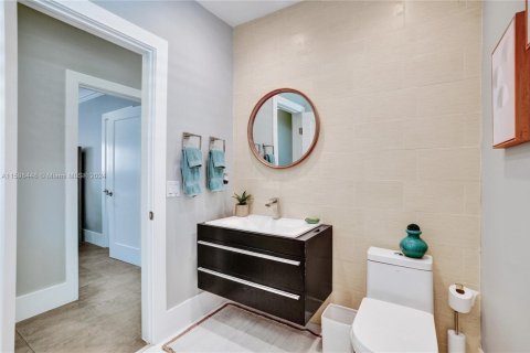 House in Coral Gables, Florida 5 bedrooms, 320.05 sq.m. № 1695636 - photo 22