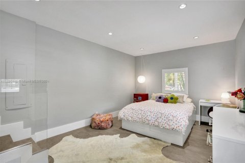 House in Coral Gables, Florida 5 bedrooms, 320.05 sq.m. № 1695636 - photo 24