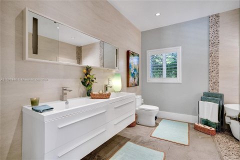 House in Coral Gables, Florida 5 bedrooms, 320.05 sq.m. № 1695636 - photo 30