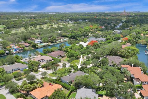 House in Coral Gables, Florida 5 bedrooms, 320.05 sq.m. № 1695636 - photo 4