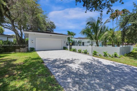 House in Coral Gables, Florida 5 bedrooms, 320.05 sq.m. № 1695636 - photo 2