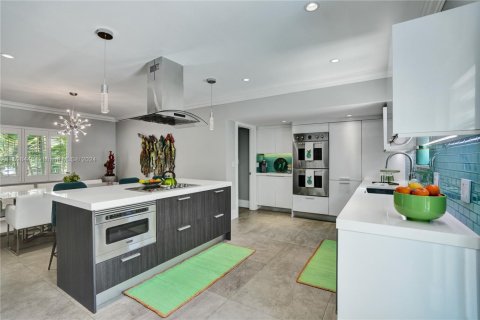 House in Coral Gables, Florida 5 bedrooms, 320.05 sq.m. № 1695636 - photo 15