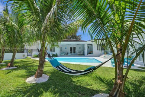 House in Coral Gables, Florida 5 bedrooms, 320.05 sq.m. № 1695636 - photo 1