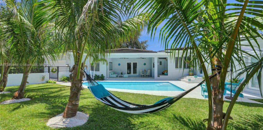House in Coral Gables, Florida 5 bedrooms, 320.05 sq.m. № 1695636