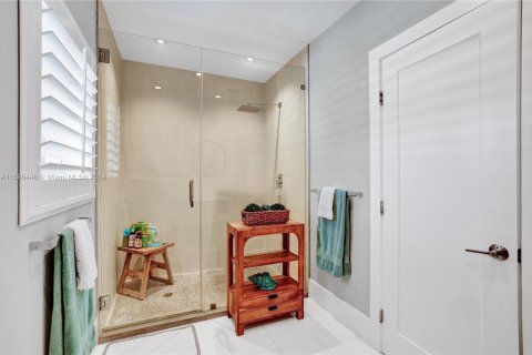 House in Coral Gables, Florida 5 bedrooms, 320.05 sq.m. № 1695636 - photo 23