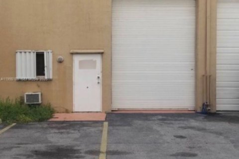 Коммерческая недвижимость в Хайалиа, Флорида № 2067798