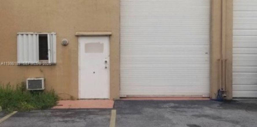 Коммерческая недвижимость в Хайалиа, Флорида № 2067798