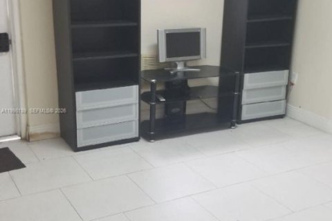 Купить коммерческую недвижимость в Хайалиа, Флорида № 2067798 - фото 4