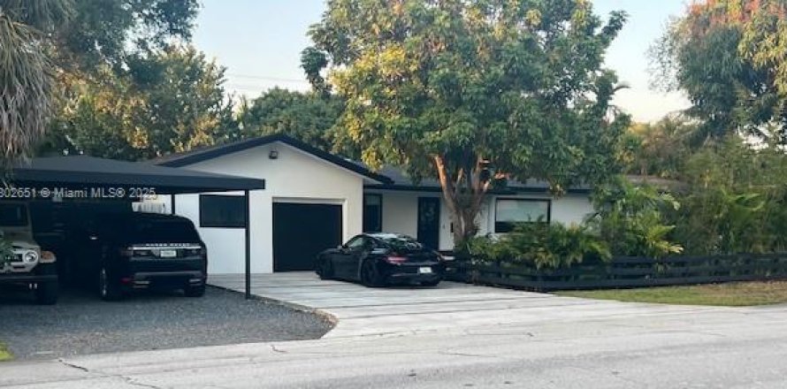 House in Miami, Florida 3 bedrooms, 126.16 sq.m. № 1802445