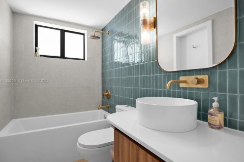 House in Miami, Florida 3 bedrooms, 126.16 sq.m. № 1802445 - photo 7