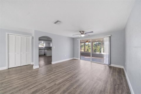 House in Port Richey, Florida 3 bedrooms, 133.97 sq.m. № 2431937 - photo 15