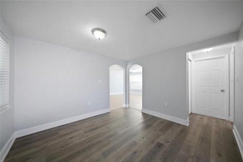 House in Port Richey, Florida 3 bedrooms, 133.97 sq.m. № 2431937 - photo 18