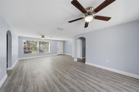 House in Port Richey, Florida 3 bedrooms, 133.97 sq.m. № 2431937 - photo 19