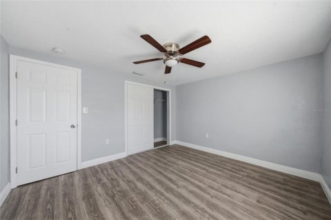 House in Port Richey, Florida 3 bedrooms, 133.97 sq.m. № 2431937 - photo 13