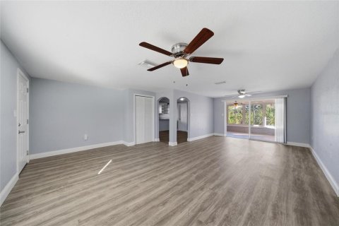 House in Port Richey, Florida 3 bedrooms, 133.97 sq.m. № 2431937 - photo 21