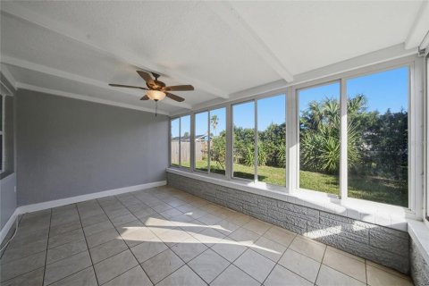 House in Port Richey, Florida 3 bedrooms, 133.97 sq.m. № 2431937 - photo 26