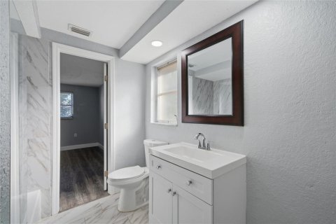 House in Port Richey, Florida 3 bedrooms, 133.97 sq.m. № 2431937 - photo 16