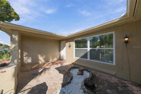 House in Port Richey, Florida 3 bedrooms, 133.97 sq.m. № 2431937 - photo 3