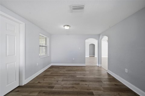 House in Port Richey, Florida 3 bedrooms, 133.97 sq.m. № 2431937 - photo 10