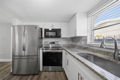 House in Port Richey, Florida 3 bedrooms, 133.97 sq.m. № 2431937 - photo 7
