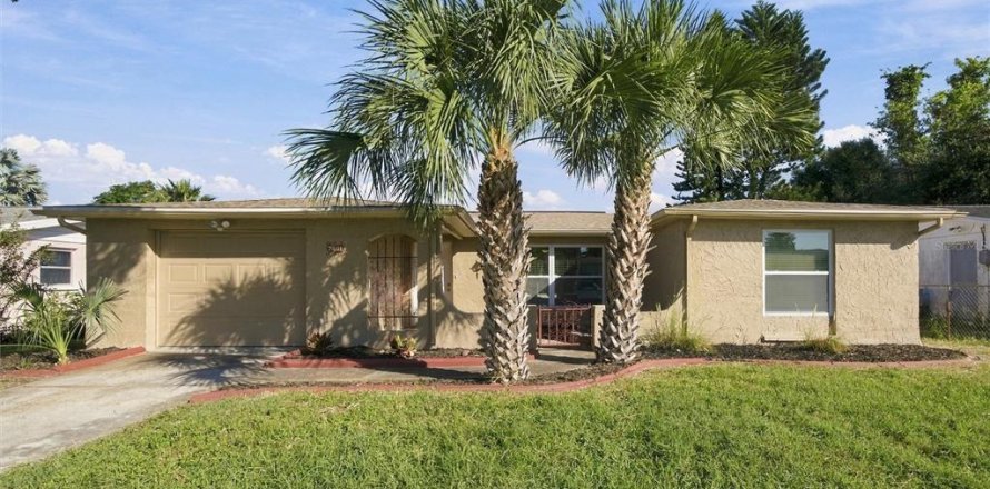 House in Port Richey, Florida 3 bedrooms, 133.97 sq.m. № 2431937