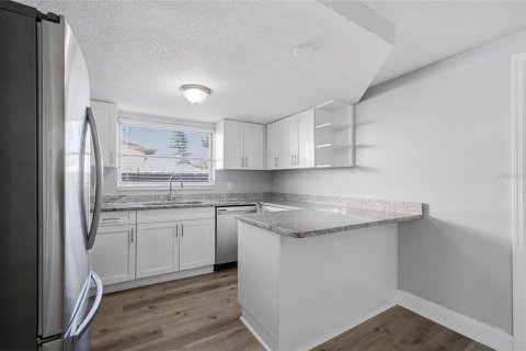 House in Port Richey, Florida 3 bedrooms, 133.97 sq.m. № 2431937 - photo 6