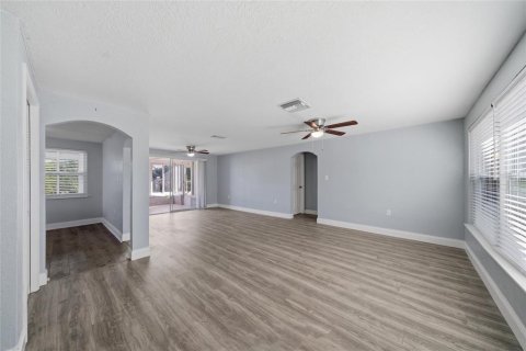 House in Port Richey, Florida 3 bedrooms, 133.97 sq.m. № 2431937 - photo 22