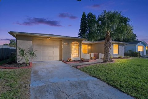 House in Port Richey, Florida 3 bedrooms, 133.97 sq.m. № 2431937 - photo 5