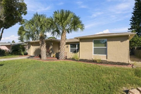 House in Port Richey, Florida 3 bedrooms, 133.97 sq.m. № 2431937 - photo 2