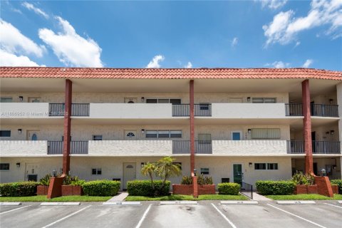 Copropriété à vendre à Pembroke Pines, Floride: 1 chambre, 83.61 m2 № 1934723 - photo 1