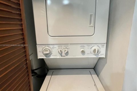 Condominio en alquiler en Miami, Florida, 3 dormitorios, 148.83 m2 № 1922568 - foto 28