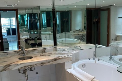 Condominio en alquiler en Miami, Florida, 3 dormitorios, 148.83 m2 № 1922568 - foto 18