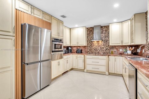 Villa ou maison à vendre à Miami, Floride: 4 chambres, 189.99 m2 № 1951316 - photo 12