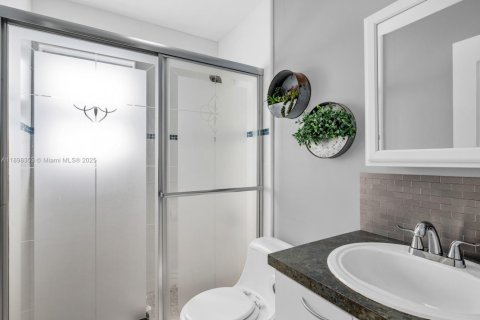 Villa ou maison à vendre à Miami, Floride: 4 chambres, 189.99 m2 № 1951316 - photo 27