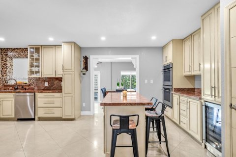Villa ou maison à vendre à Miami, Floride: 4 chambres, 189.99 m2 № 1951316 - photo 11