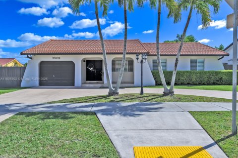 Villa ou maison à vendre à Miami, Floride: 4 chambres, 189.99 m2 № 1951316 - photo 5