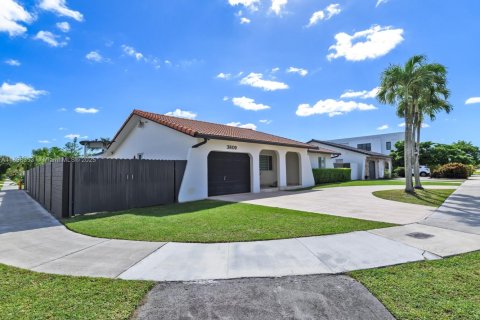 Villa ou maison à vendre à Miami, Floride: 4 chambres, 189.99 m2 № 1951316 - photo 4
