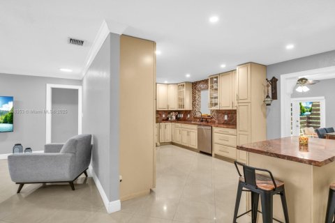 Villa ou maison à vendre à Miami, Floride: 4 chambres, 189.99 m2 № 1951316 - photo 16